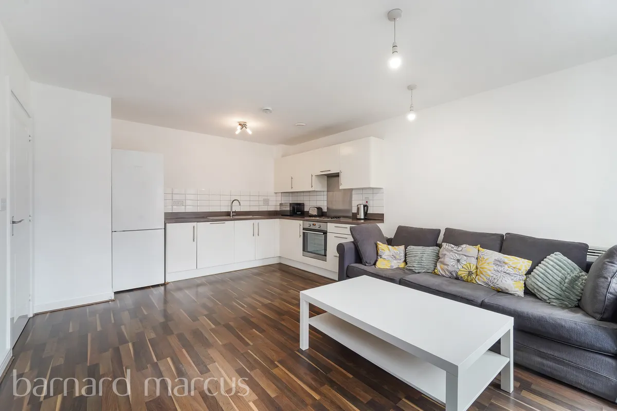 Flat Schoolgate Drive in Greater London