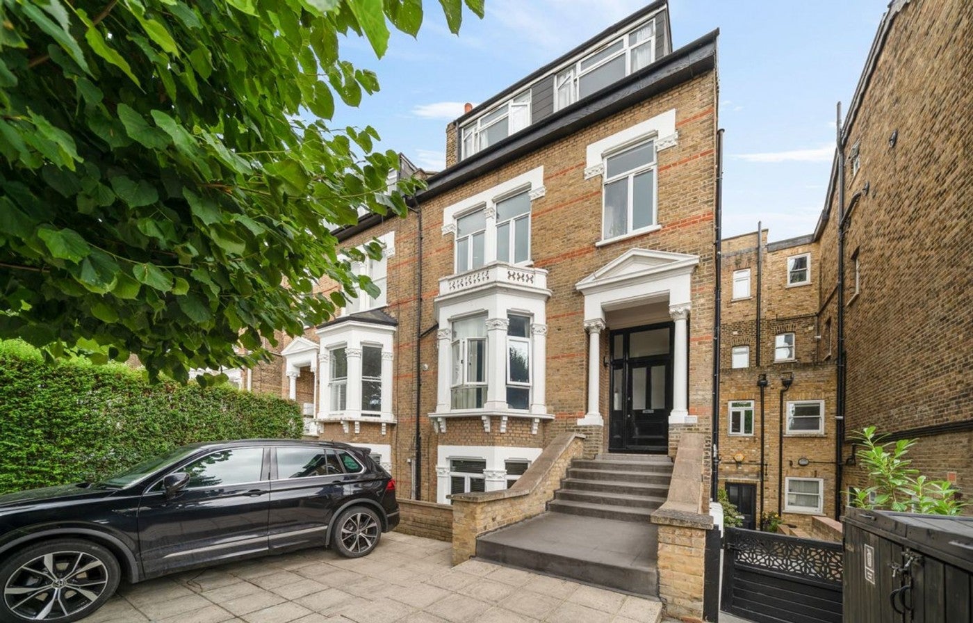 Flat Queen's Drive in Greater London