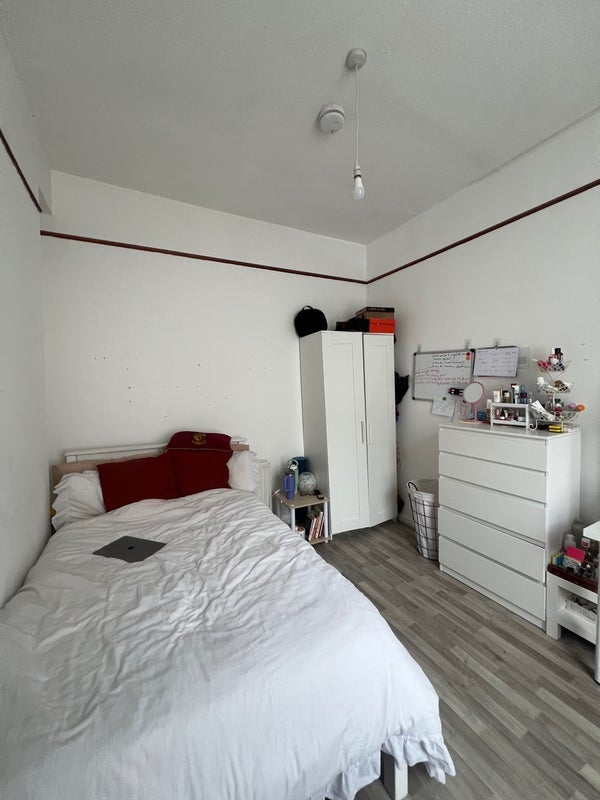 Room Chambers Road in Greater London