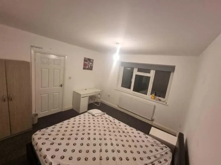 Room Salisbury Avenue in Greater London