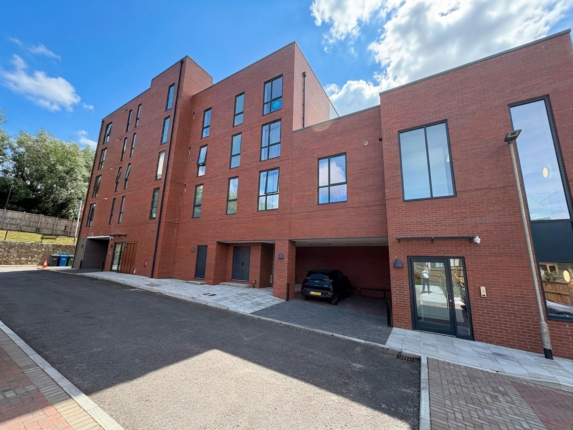 Flat Highwayman Court in Kingswood