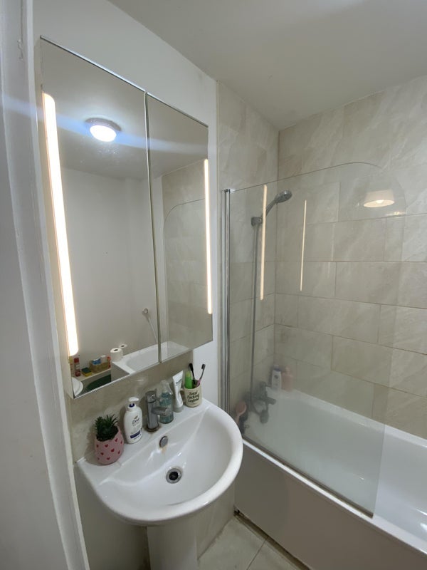 Room New Cross Road in Greater London