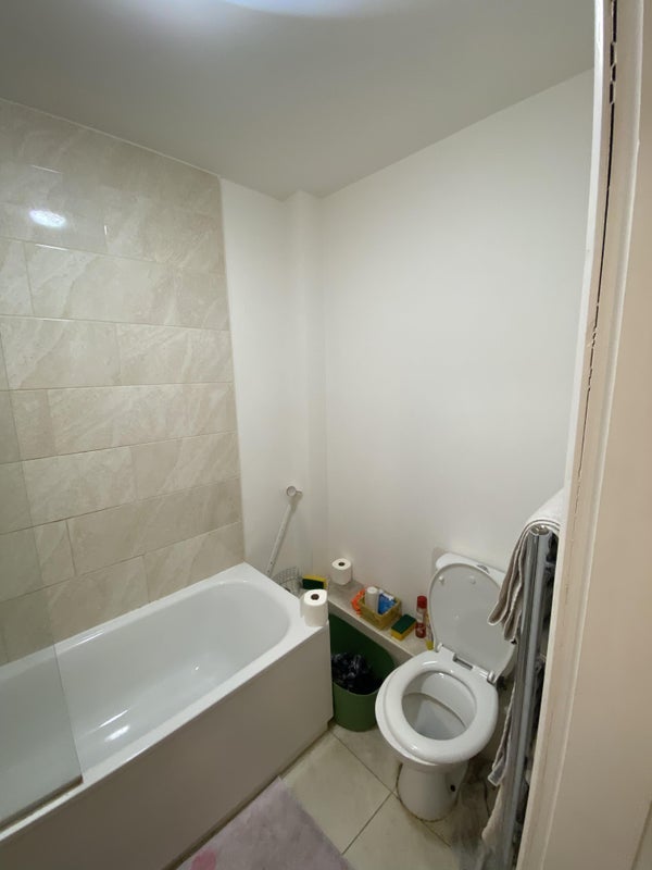 Room New Cross Road in Greater London