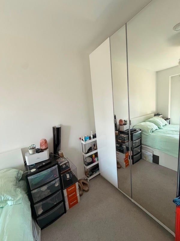 Room Silvertown Way in Greater London
