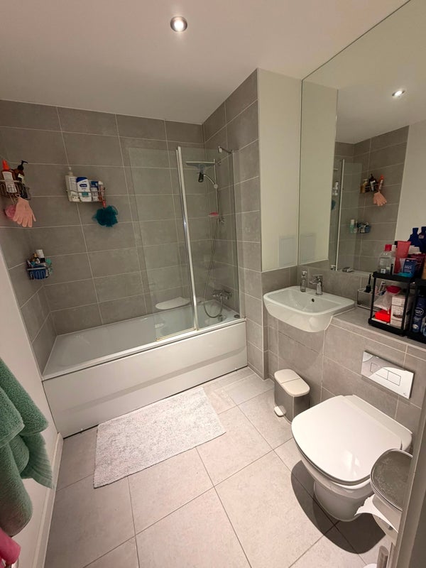 Room Silvertown Way in Greater London