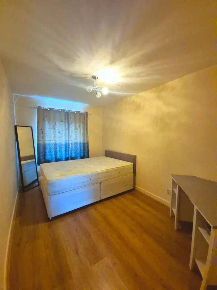 Flat Beechwood Grove in Greater London