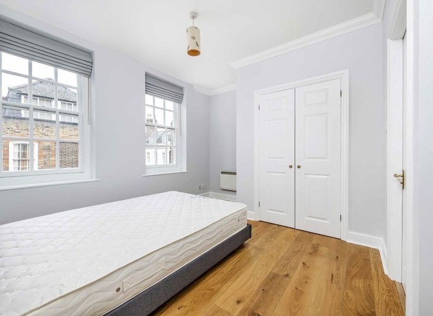 Flat Folgate Street in Greater London