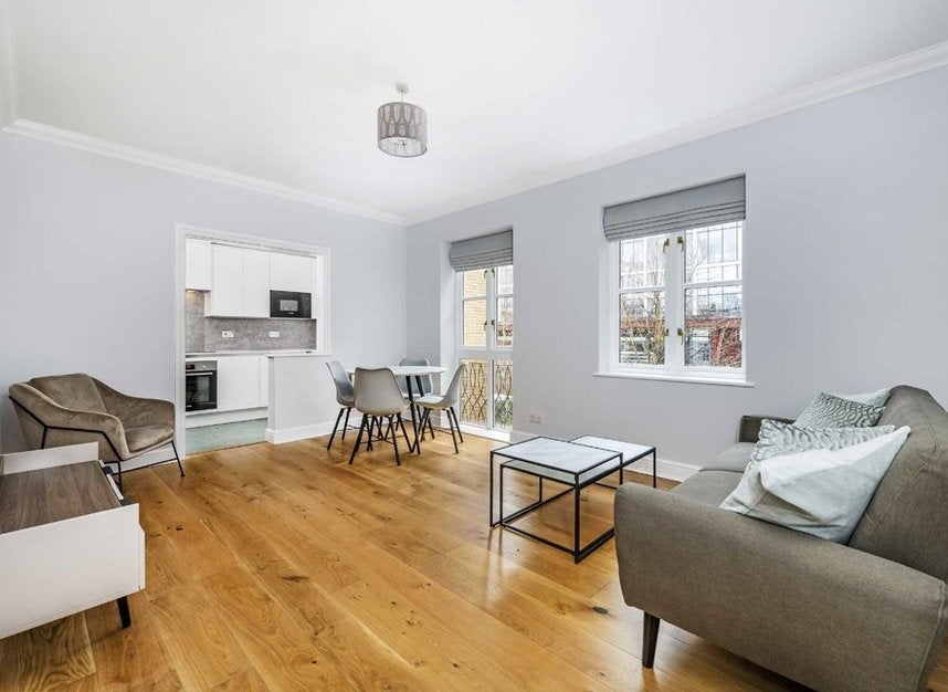 Flat Folgate Street in Greater London
