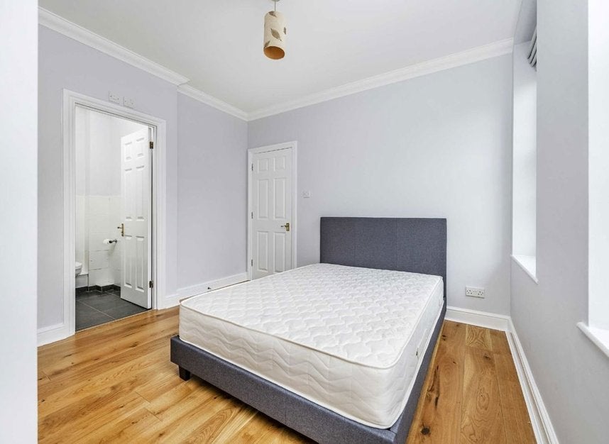 Flat Folgate Street in Greater London