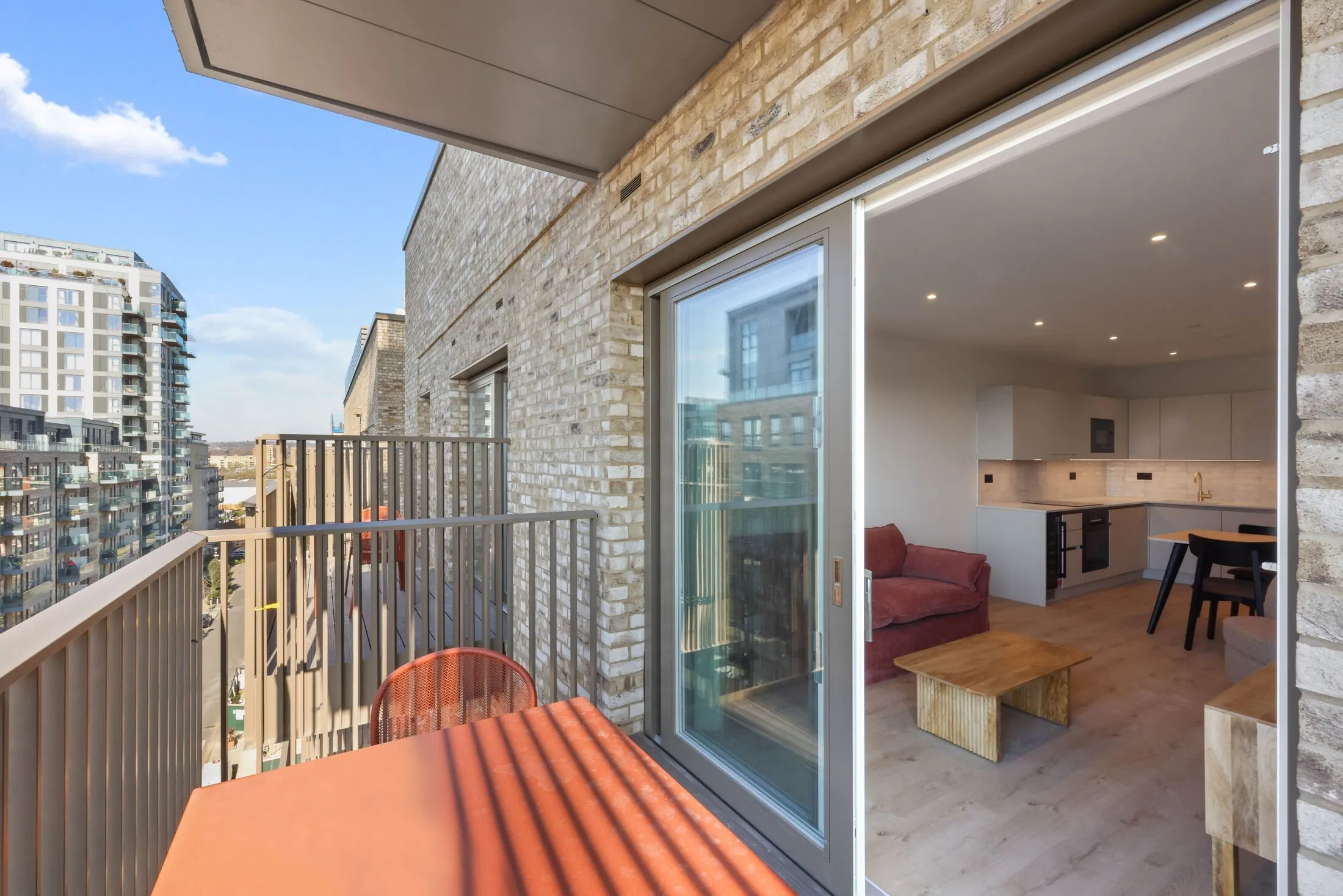 Flat Caversham Road in Greater London