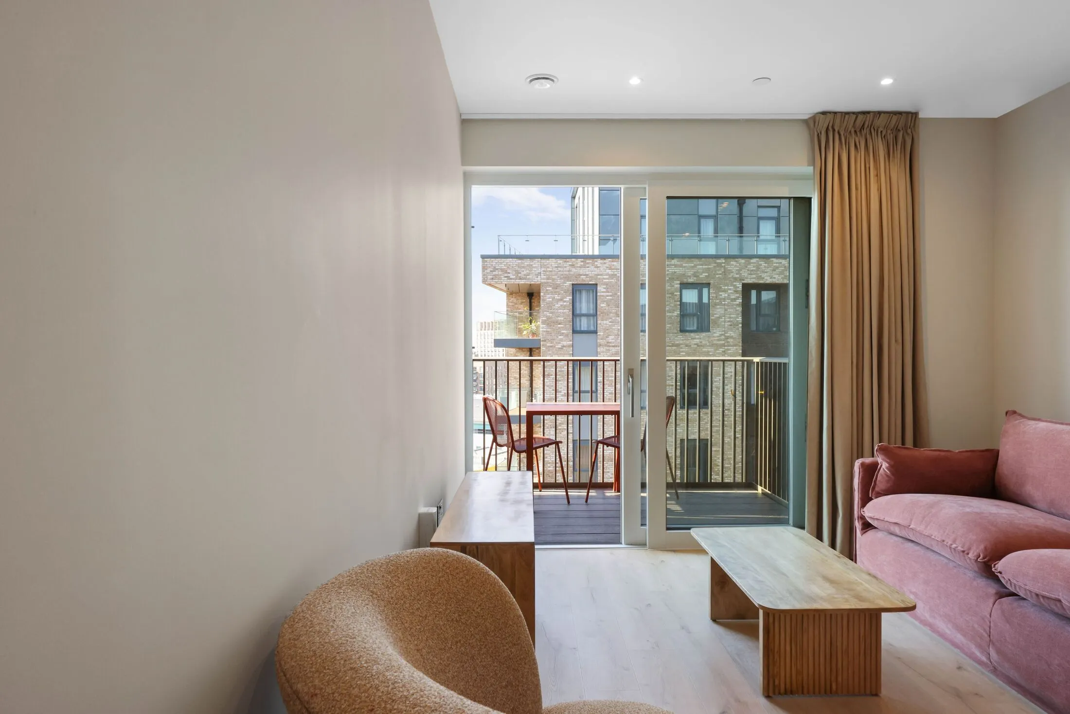 Flat Caversham Road in Greater London
