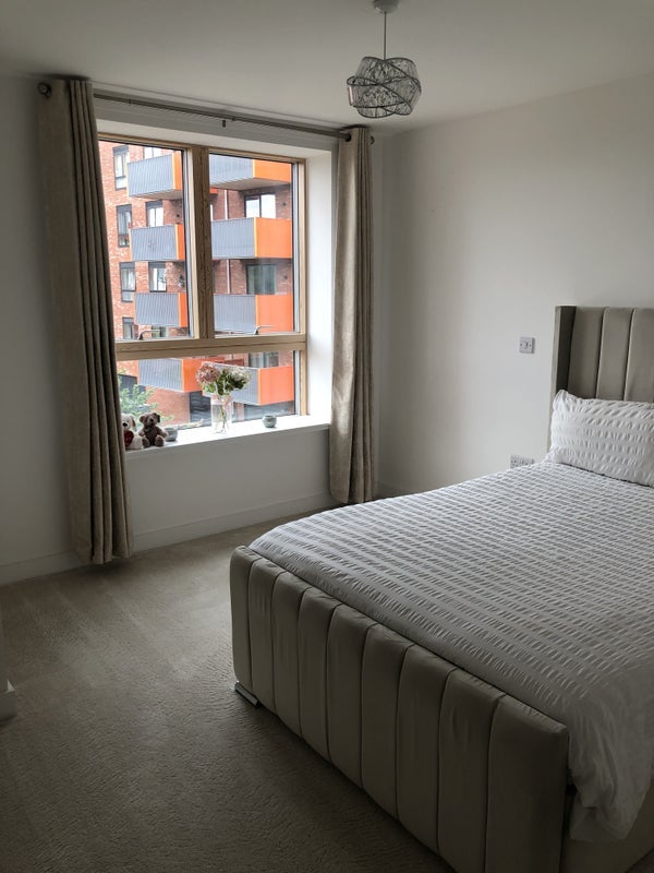 Flat Thames Reach in Greater London