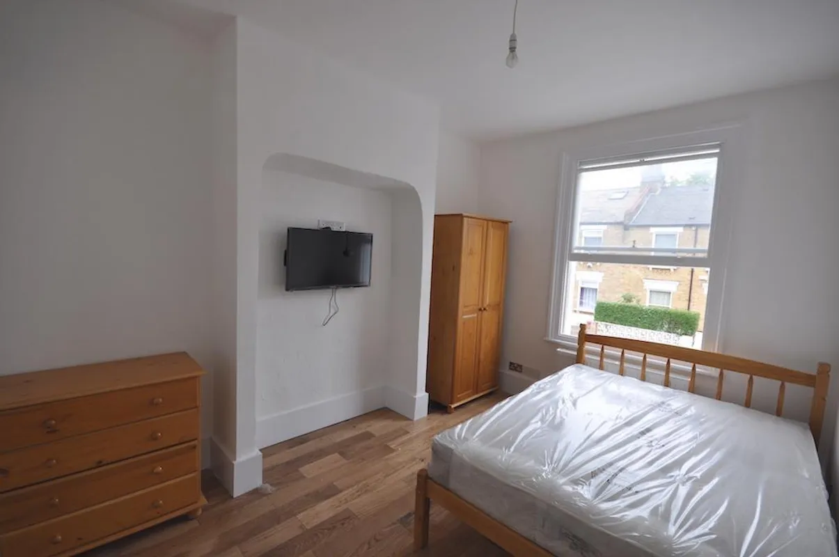 Room Wells House Road in Greater London