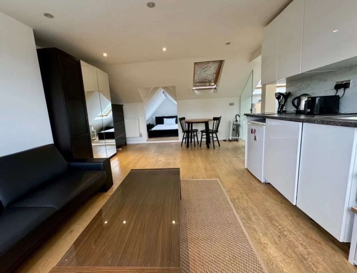 Flat Deansway in Greater London