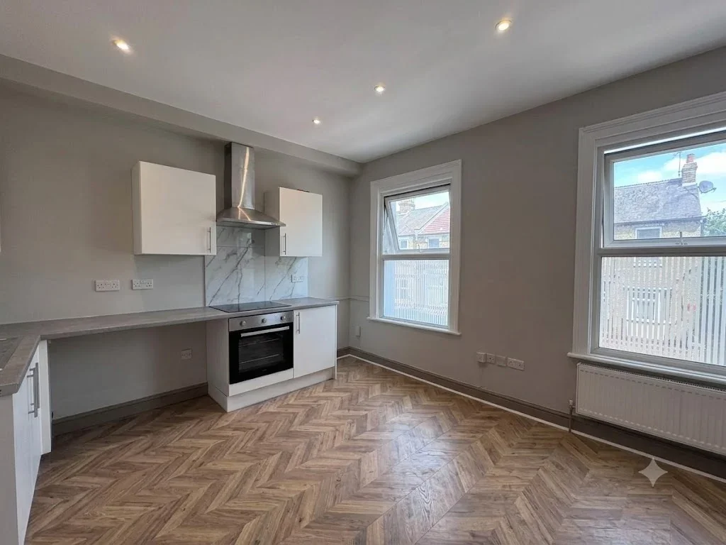 Flat Sperling Road in Greater London