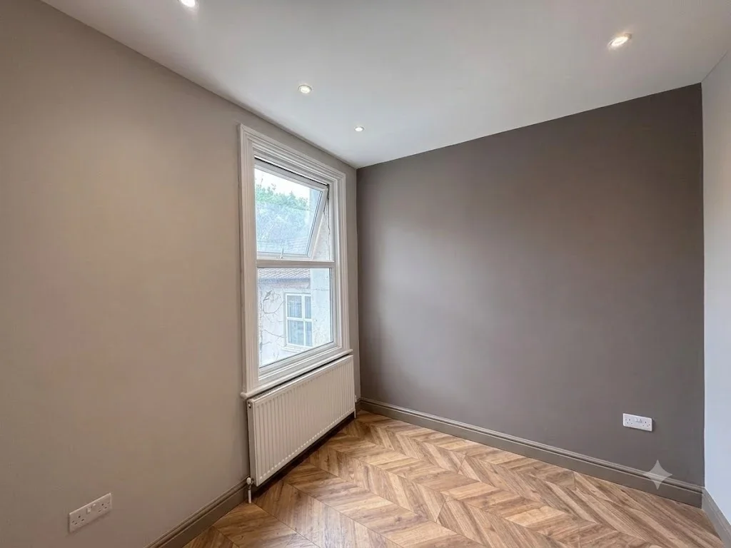Flat Sperling Road in Greater London