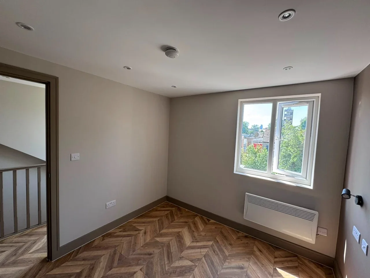 Flat Sperling Road in Greater London