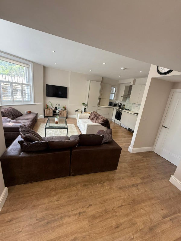 Room Melody Lane in Greater London