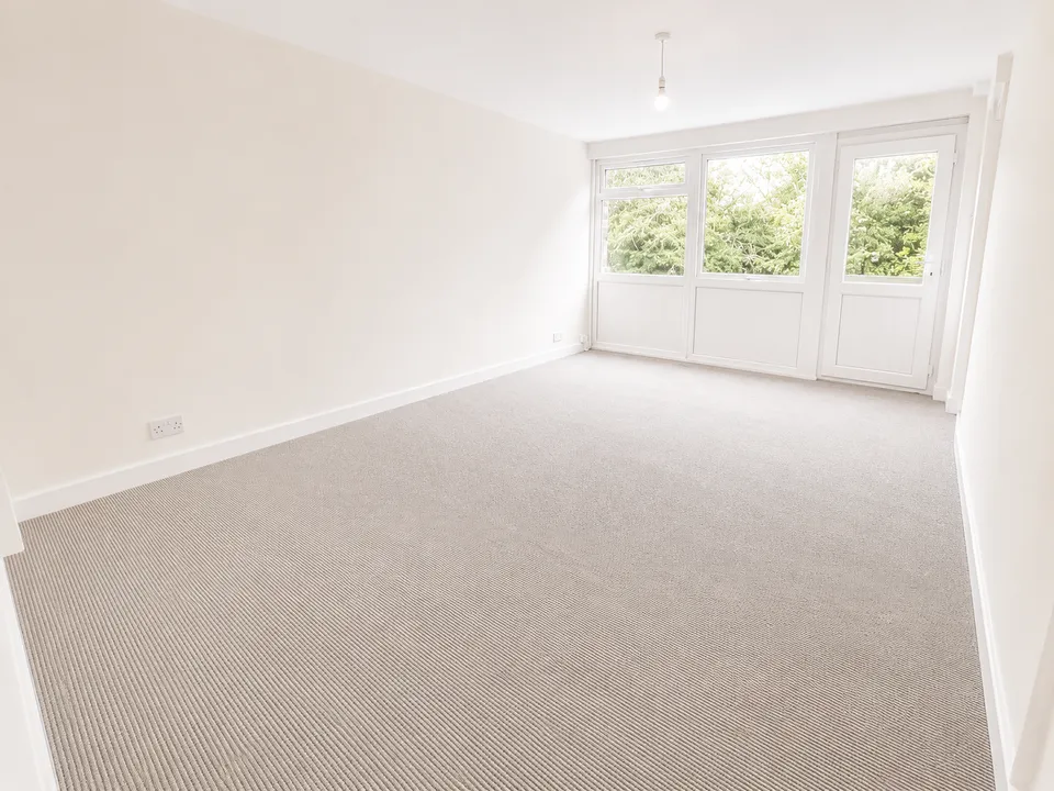 Flat Fairburn Drive in Leeds