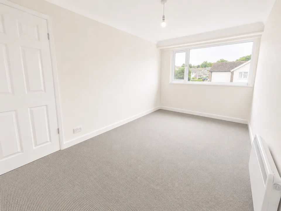 Flat Fairburn Drive in Leeds