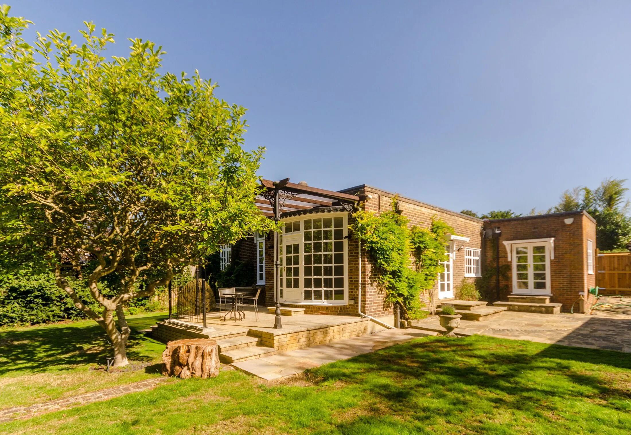 House Ravenswood Court in Greater London