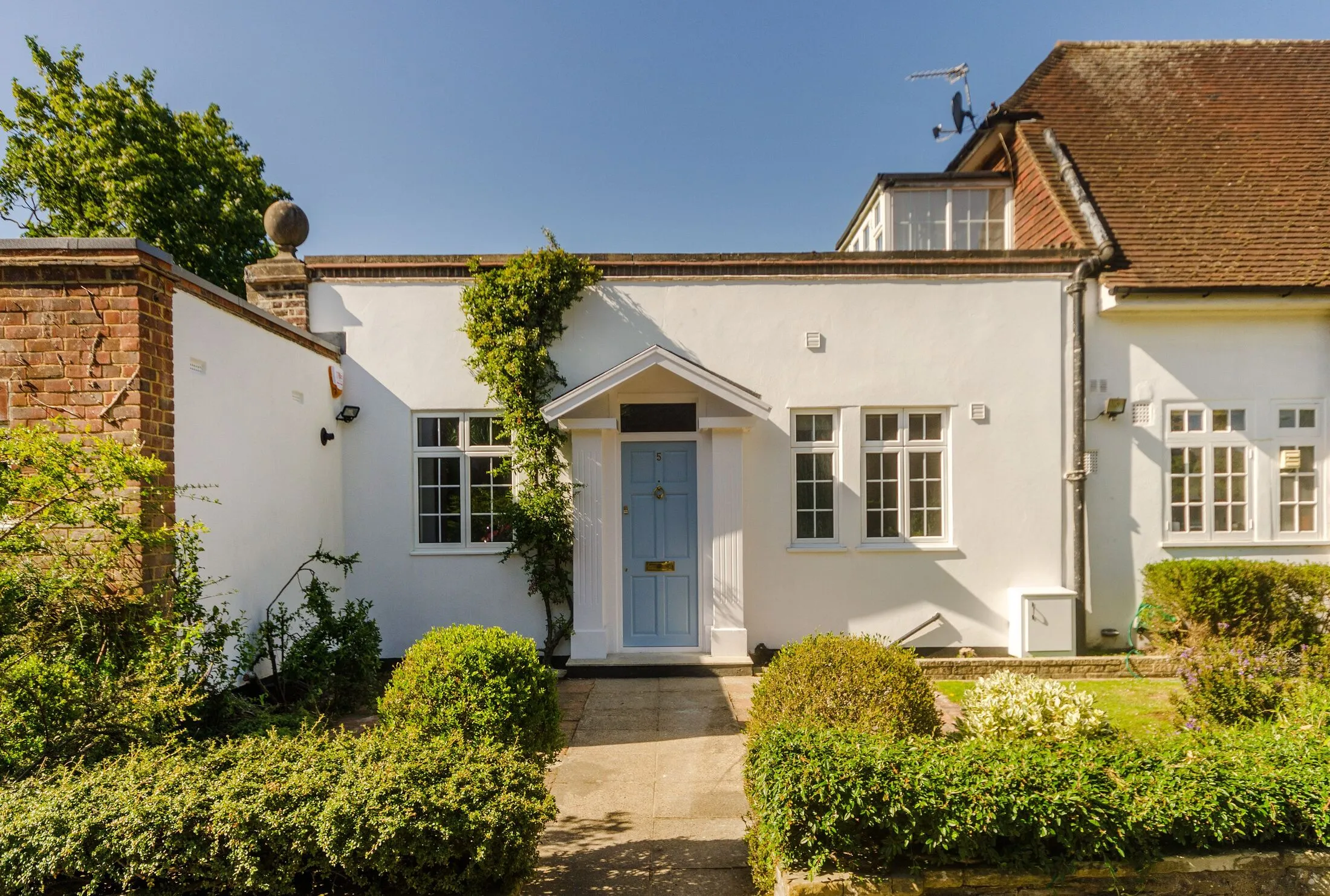 House Ravenswood Court in Greater London