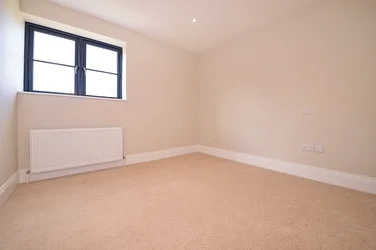 Flat Tooting High Street in Greater London