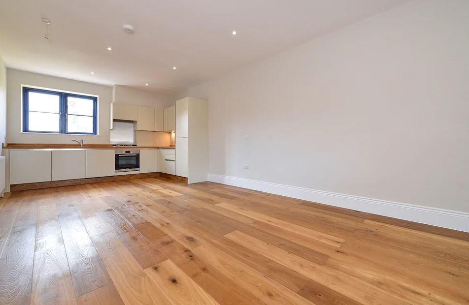 Flat Tooting High Street in Greater London