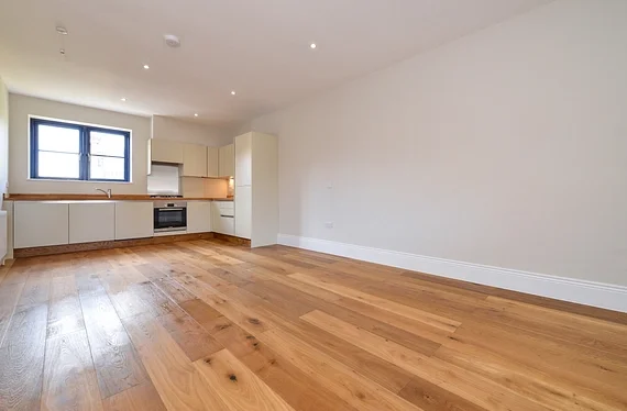 Flat Tooting High Street in Greater London