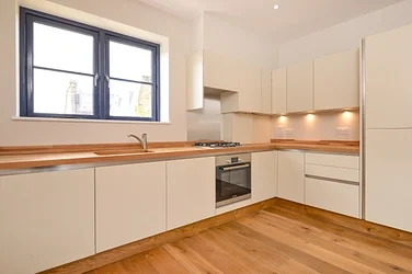 Flat Tooting High Street in Greater London