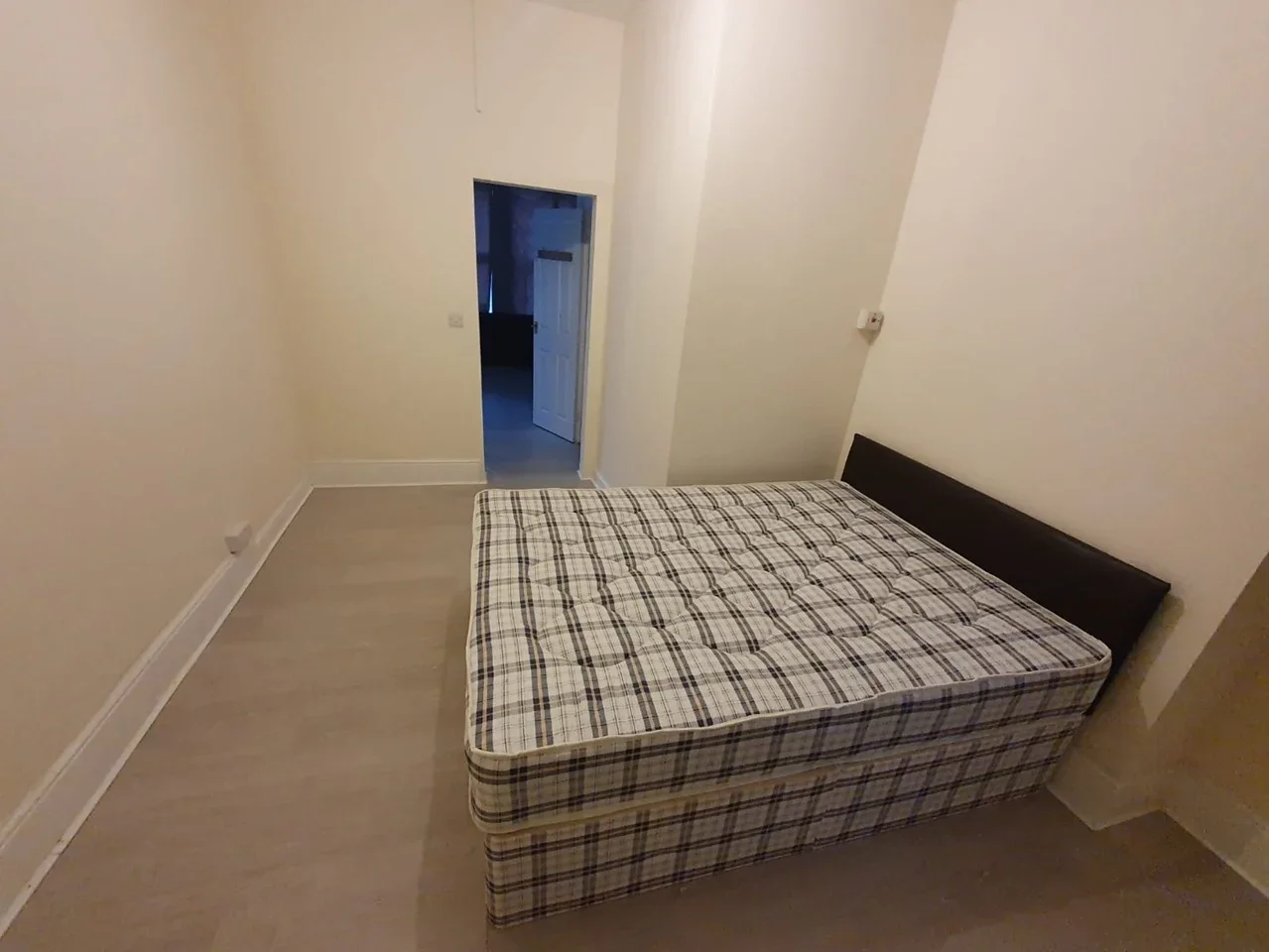 Flat Wightman Road in Greater London
