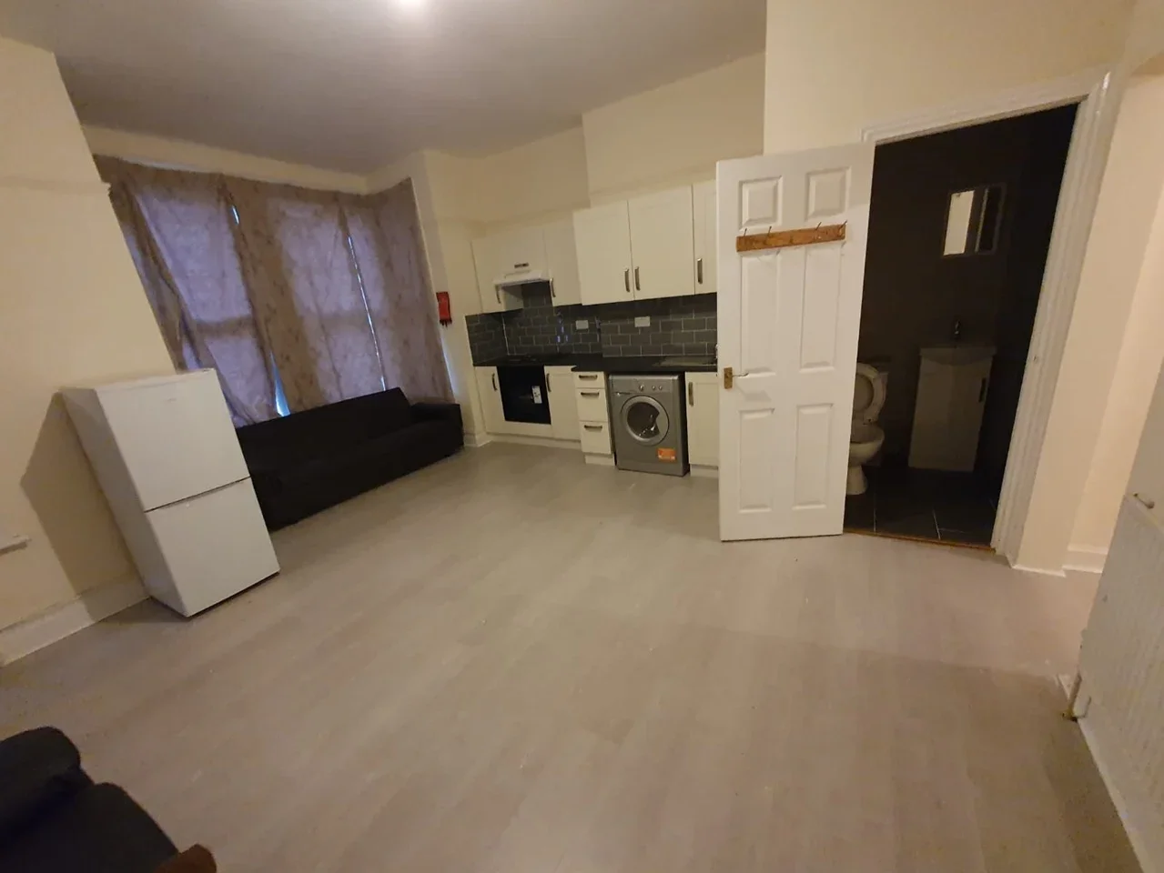 Flat Wightman Road in Greater London