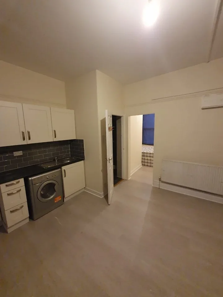 Flat Wightman Road in Greater London