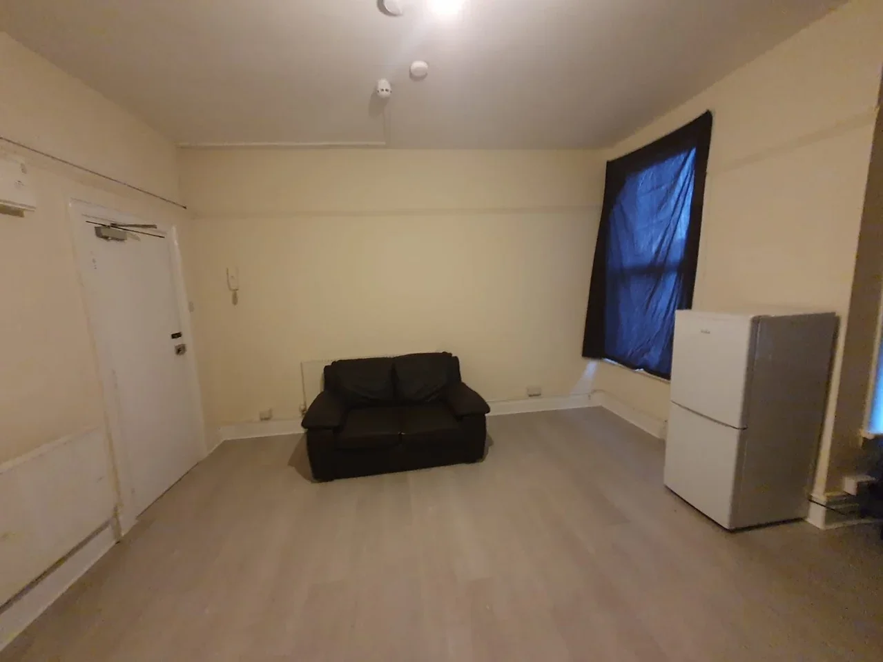 Flat Wightman Road in Greater London