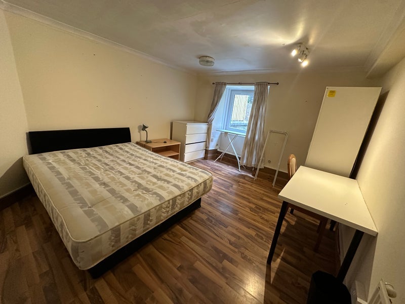 Room Kelvingrove Street in Glasgow