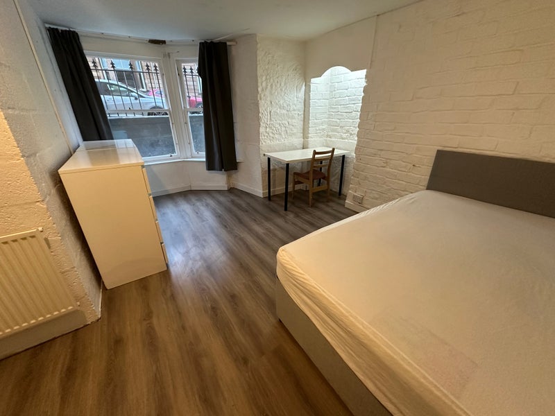 Room Kelvingrove Street in Glasgow