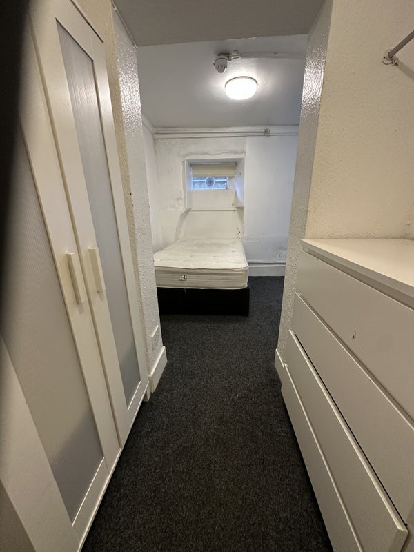 Room Kelvingrove Street in Glasgow