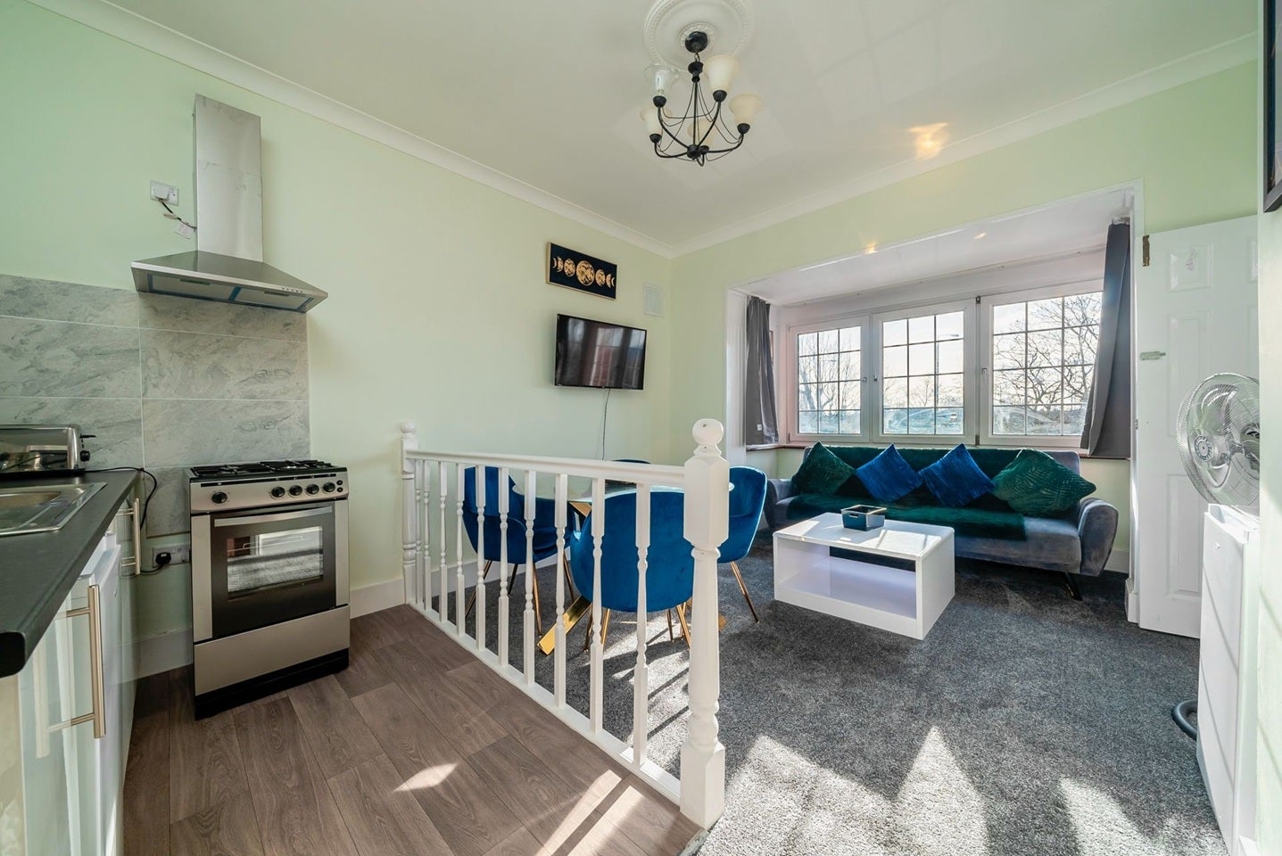 Flat Holly Road in Greater London