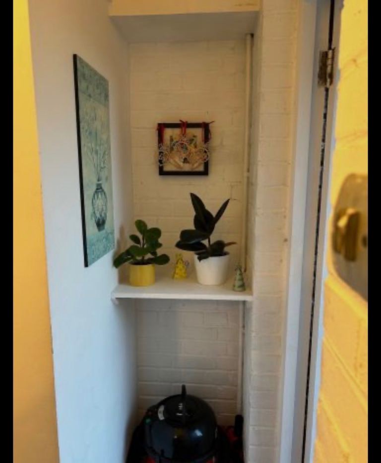 Flat Sheldrick Close in Greater London
