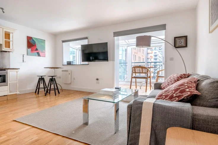Flat Pepper Street in Greater London