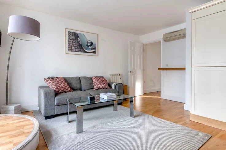 Flat Pepper Street in Greater London