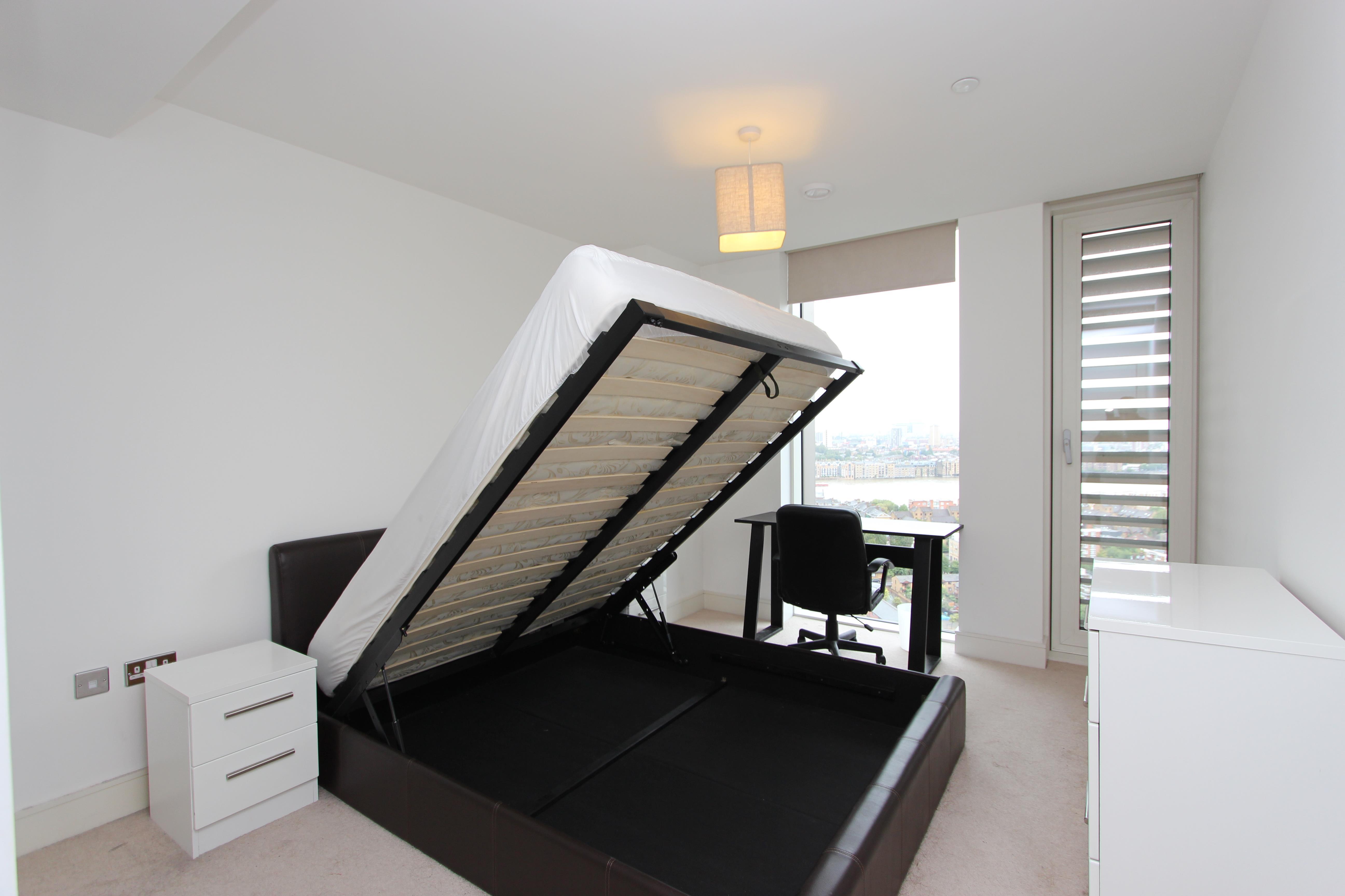 Flat Surrey Quays Road in Greater London