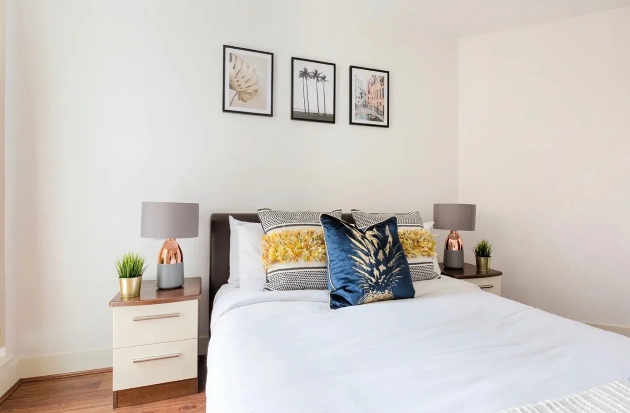 Flat Ashfield Road in Greater London