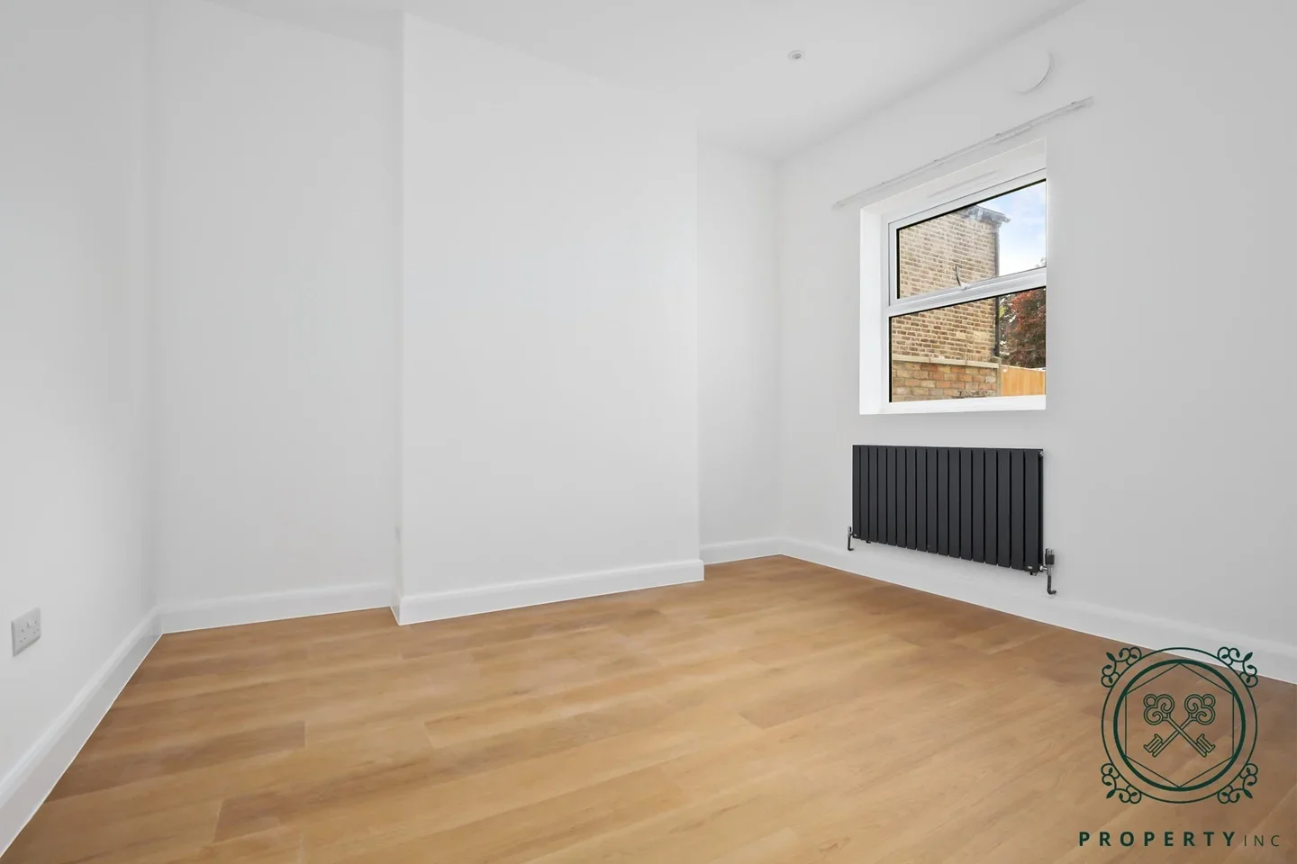 Flat Parkland Road in Greater London