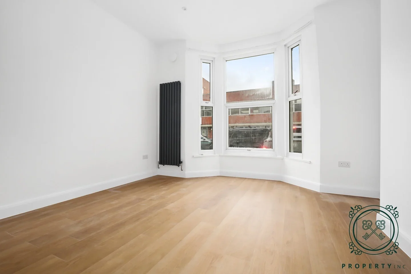 Flat Parkland Road in Greater London