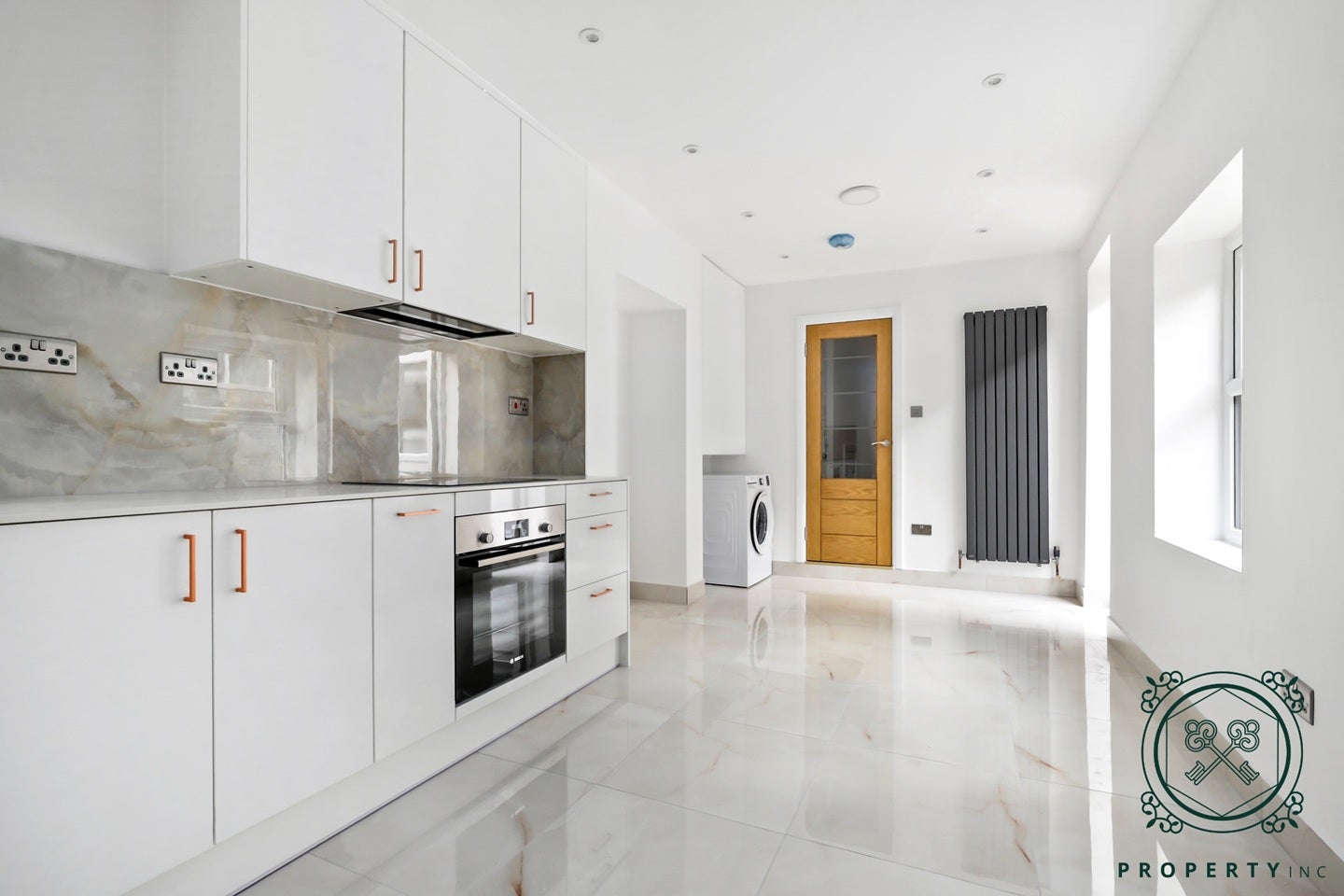 Flat Parkland Road in Greater London