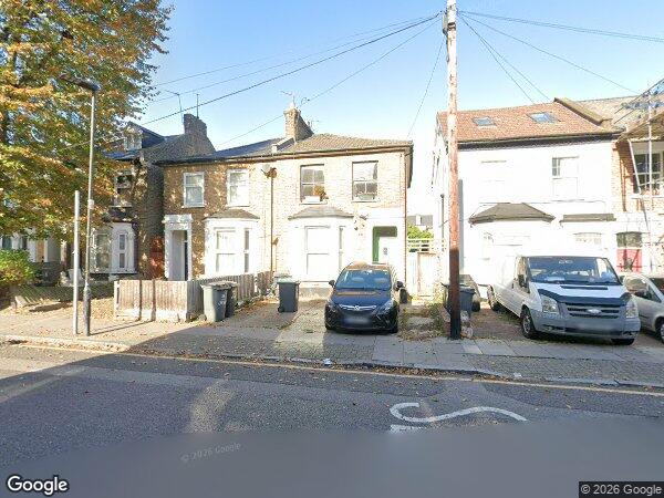 Flat Parkland Road in Greater London