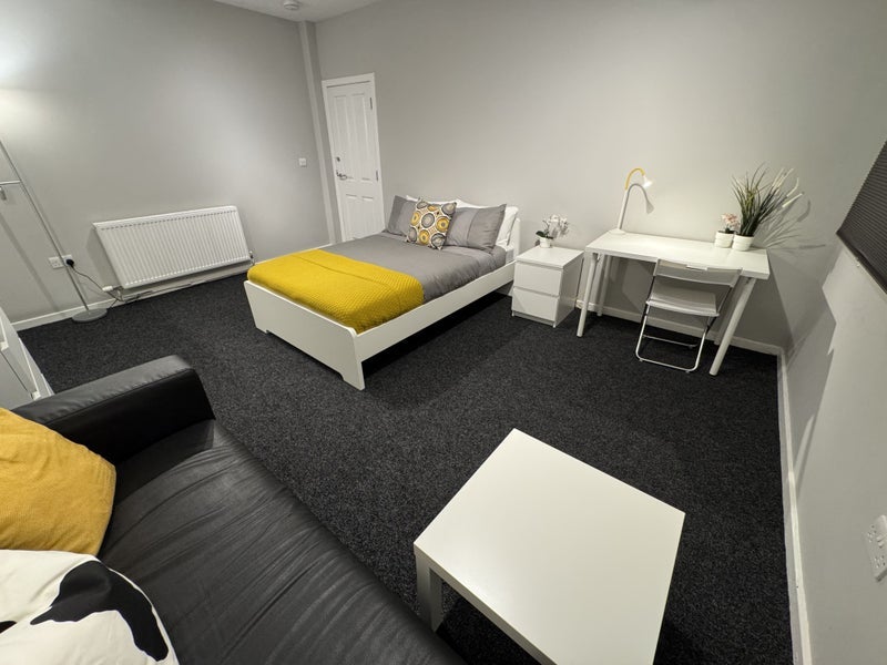 Room Ravenswood Avenue in City of Edinburgh