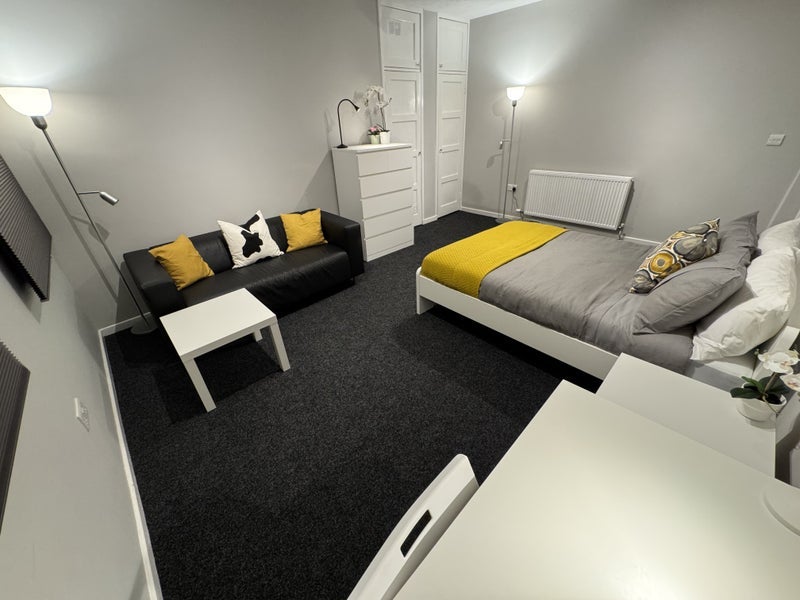 Room Ravenswood Avenue in City of Edinburgh