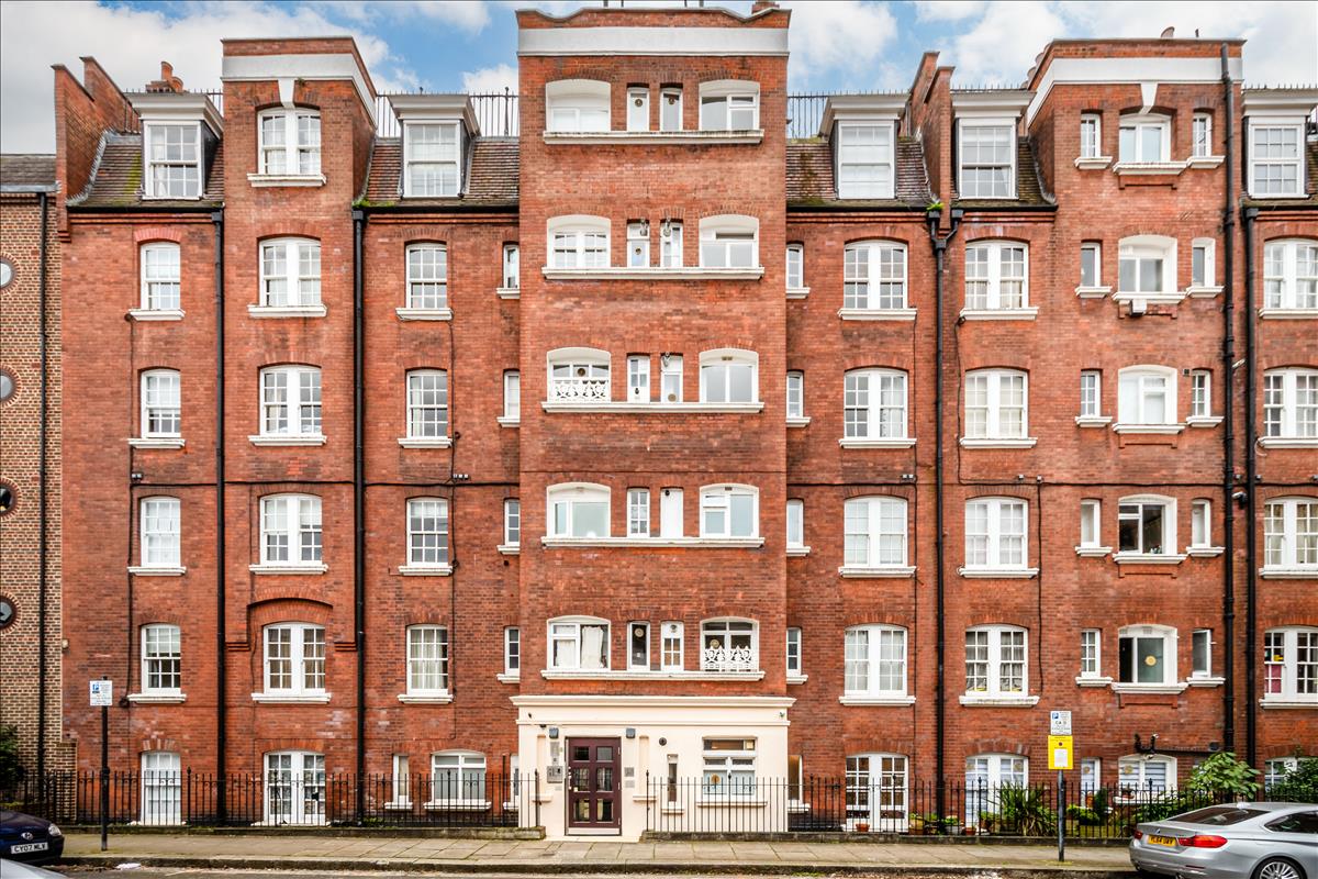 Flat Sandwich Street in Greater London